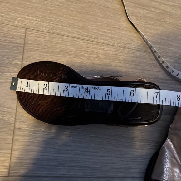 𝅺NEW toddler Blowfish Gold Sandals Size 10 - Picture 4 of 4